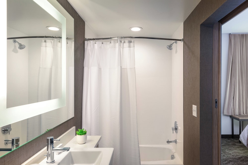 Suite, 2 Queen Beds (Mobility Accessible, Tub) photo 2