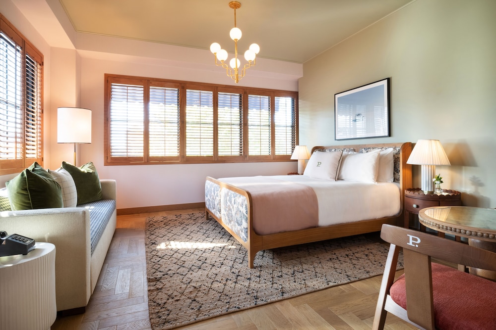 Deluxe Room, 1 King Bed, Corner (The Corner King)