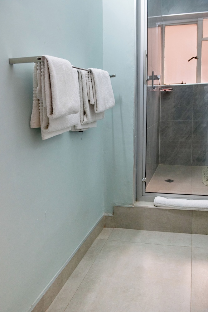Standard Twin Room - Photo 13