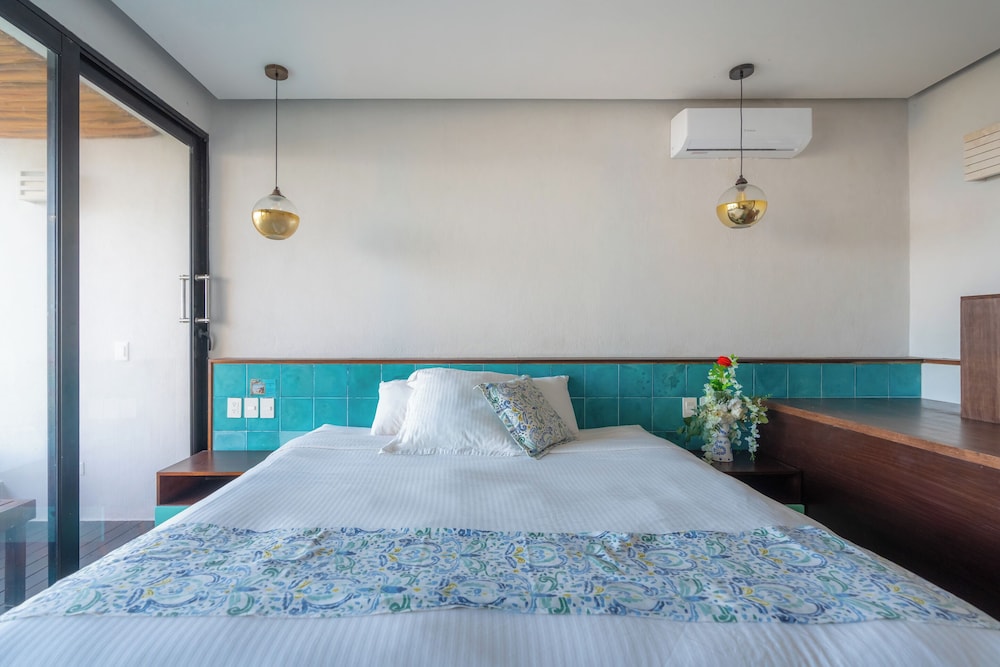 Comfort Suite, 1 King Bed, Pool Access, Ocean View photo 3