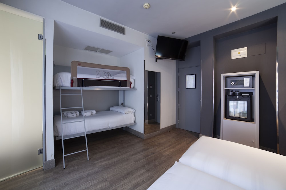 Quadruple Room - Photo 9