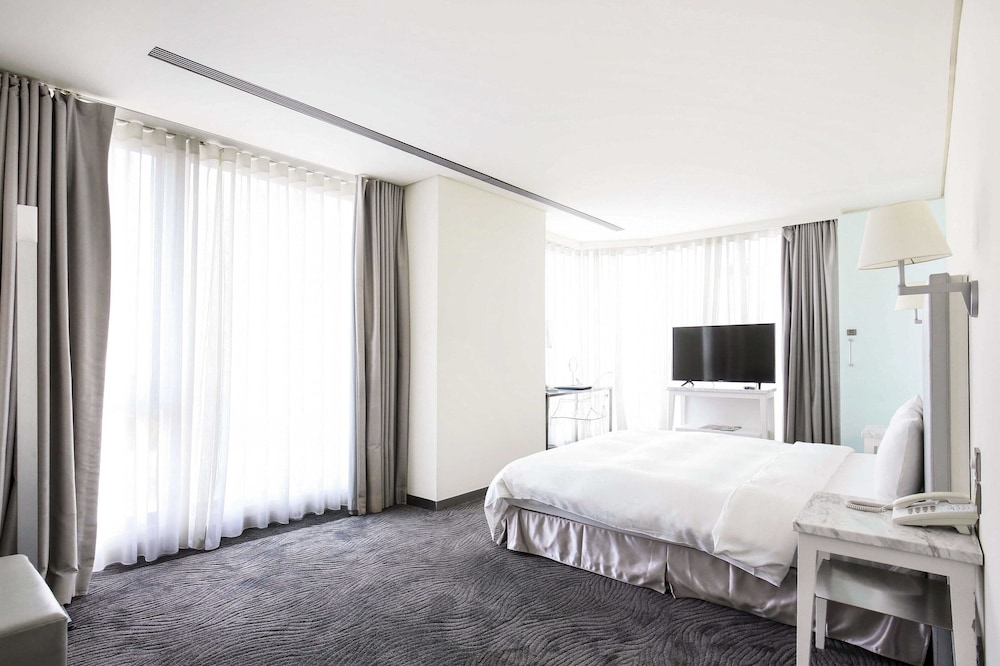 Corner Room, Bathtub, City View
