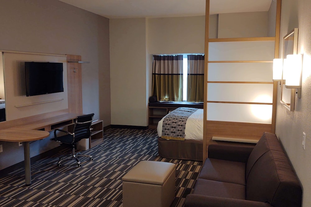 Suite, 1 Queen Bed, Non Smoking - Photo 4
