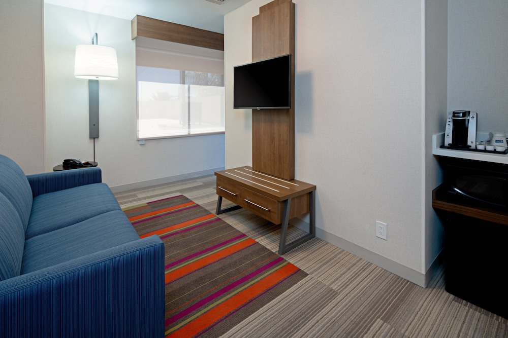 Suite, 1 King Bed, Accessible (Roll-In Shower) thumbnail 5