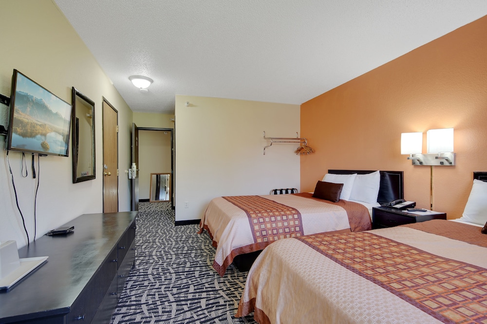 Room, 2 Queen Beds, Non Smoking, Refrigerator & Microwave photo 2
