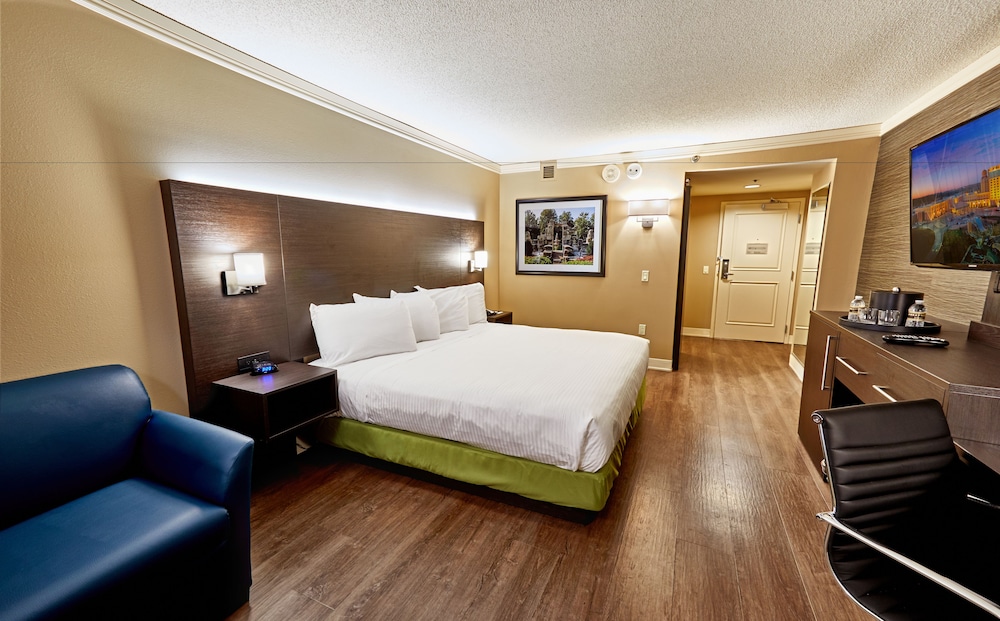 Sunset Tower, 1 King Bed - Photo 1