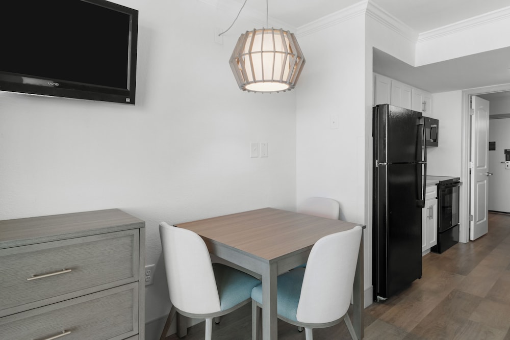 Schooner Oceanfront Deluxe Junior Cabana Suite - Photo 8