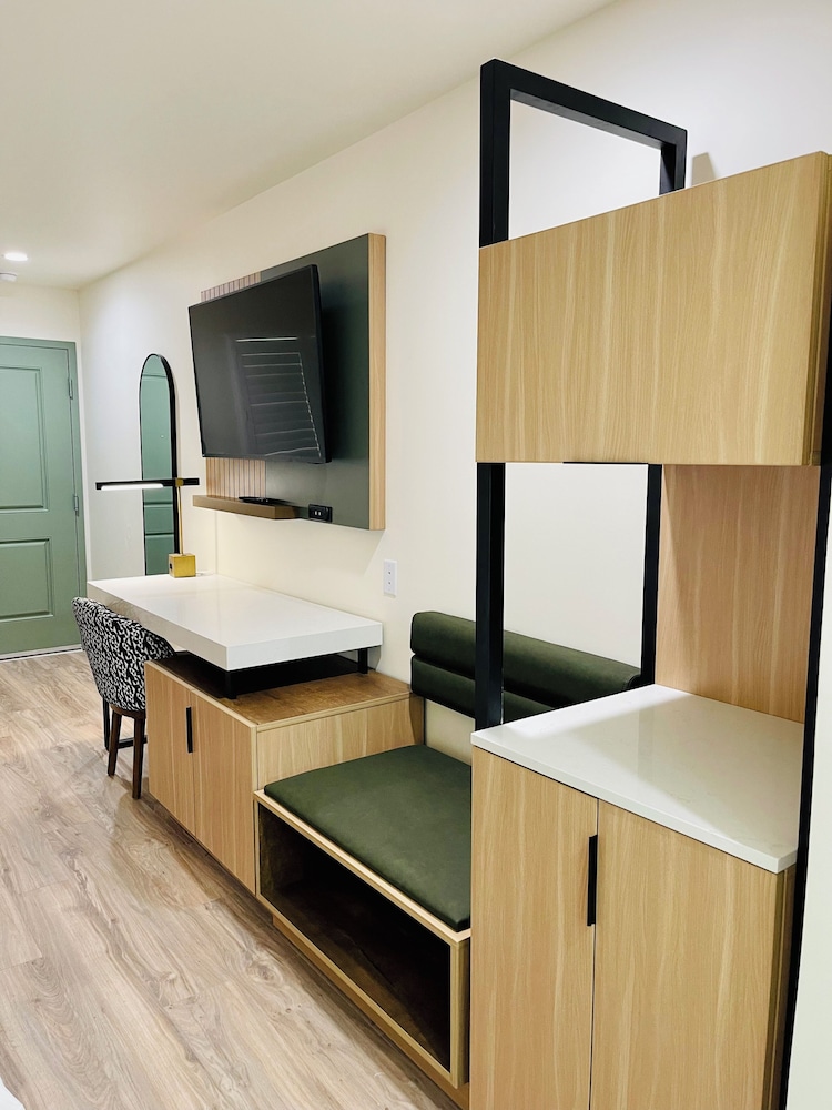 Family Room, 2 Bedrooms