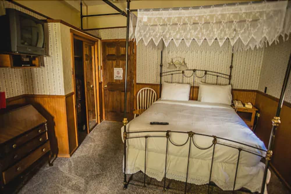 Superior Studio, 1 Queen Bed, Kitchen photo 3