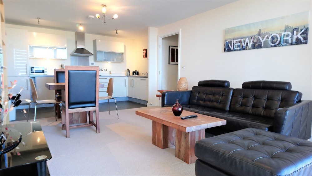 City Apartment, 2 Bedrooms photo 3