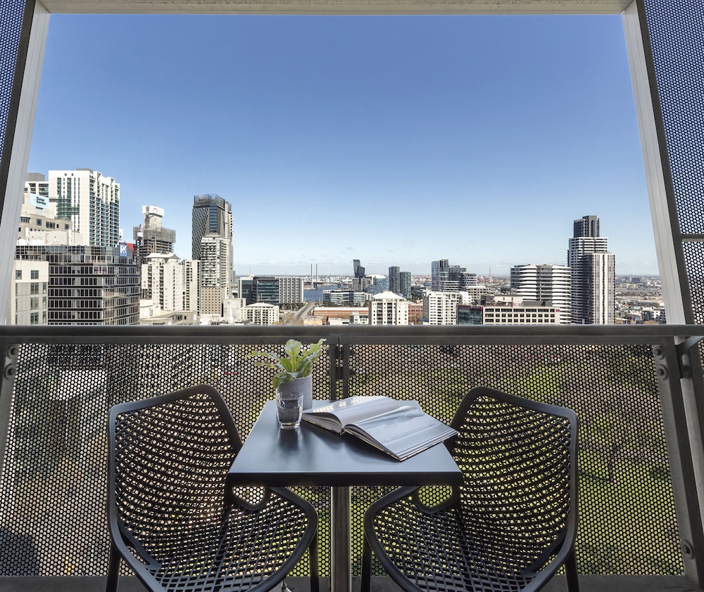 Studio Apartment -Park View & Balcony thumbnail 5