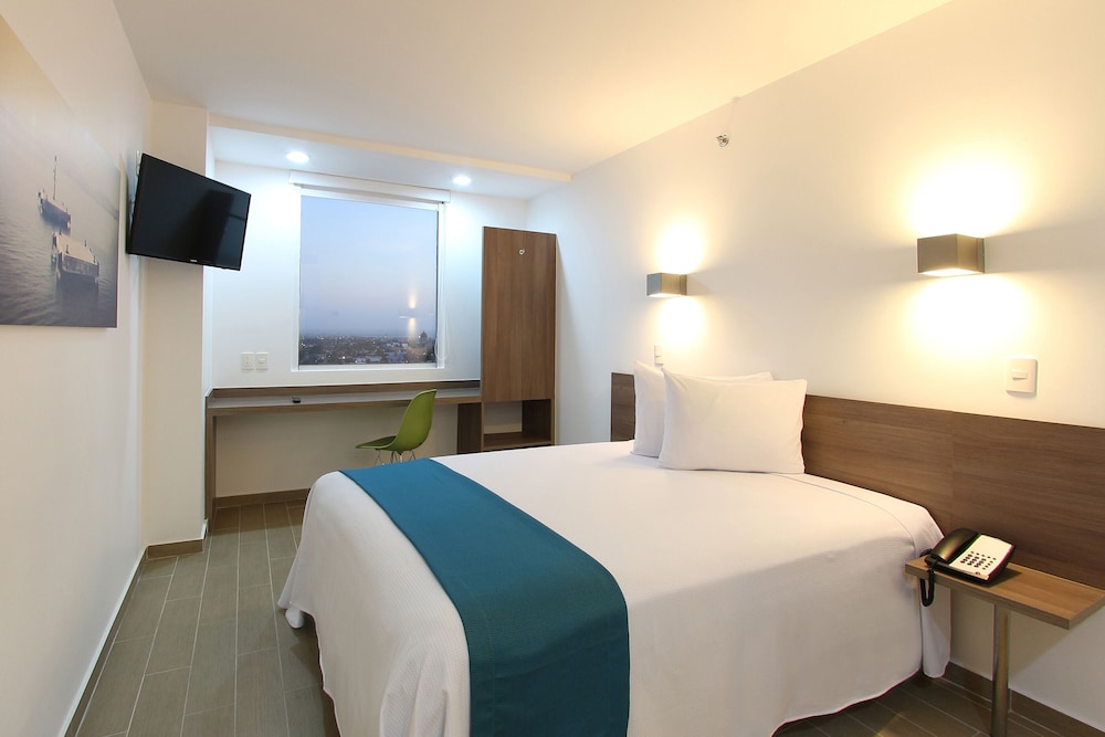 Superior Room, 1 Queen Bed photo 2