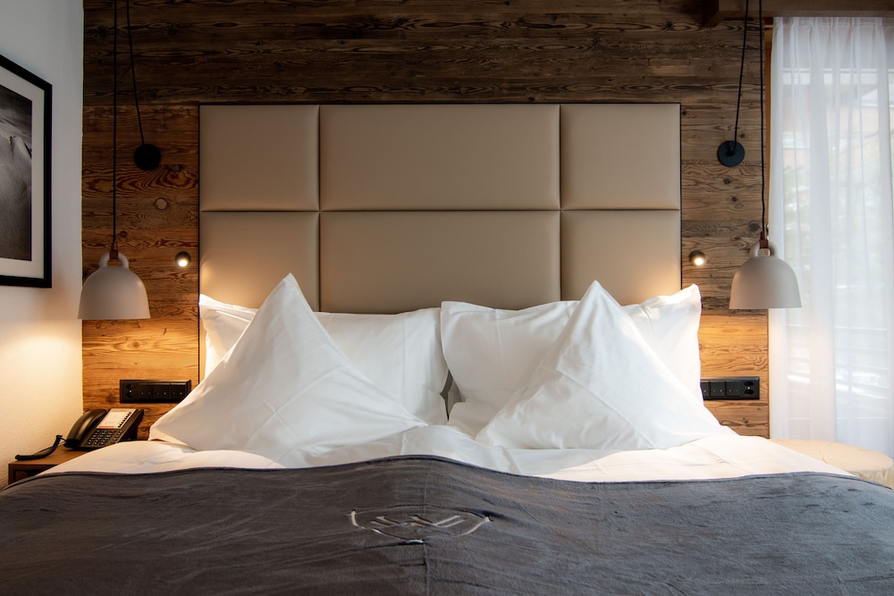 Junior Suite, 1 King Bed, Mountain View - Photo 2