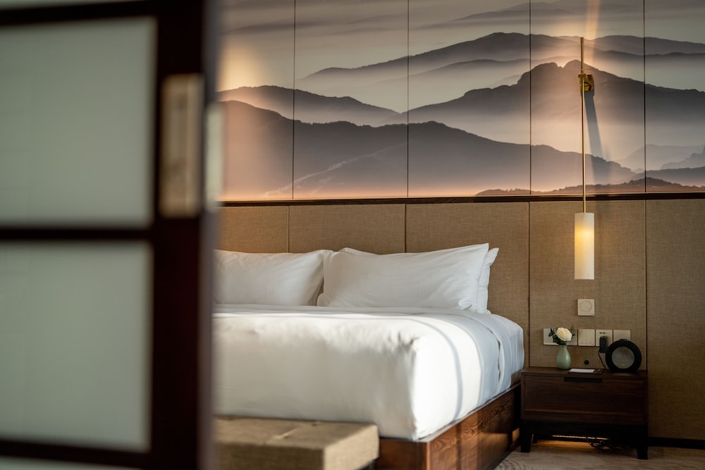 Suite, 1 King Bed, Club Lounge Access (Vinh Yen View) photo 2