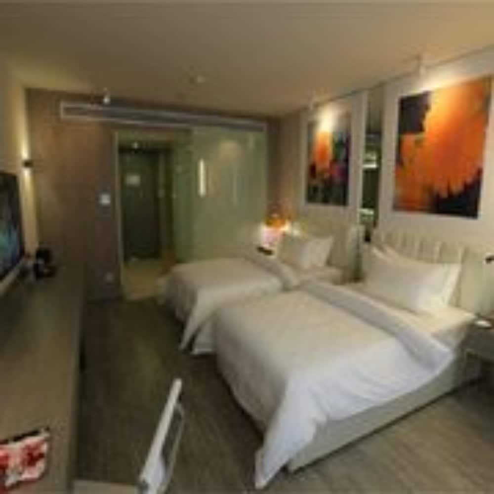 Twin Room (Super Sassy) photo 2