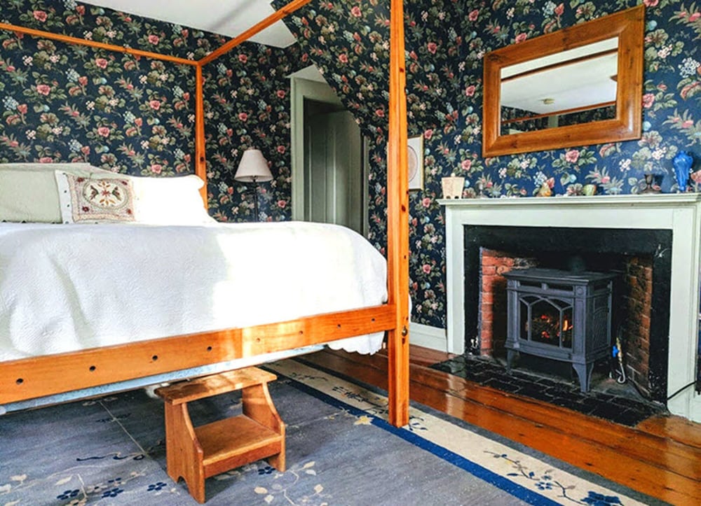 Classic Room, 1 Queen Bed, Private Bathroom photo 2