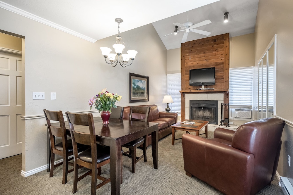 Suite, 2 Bedrooms, Kitchen photo 1