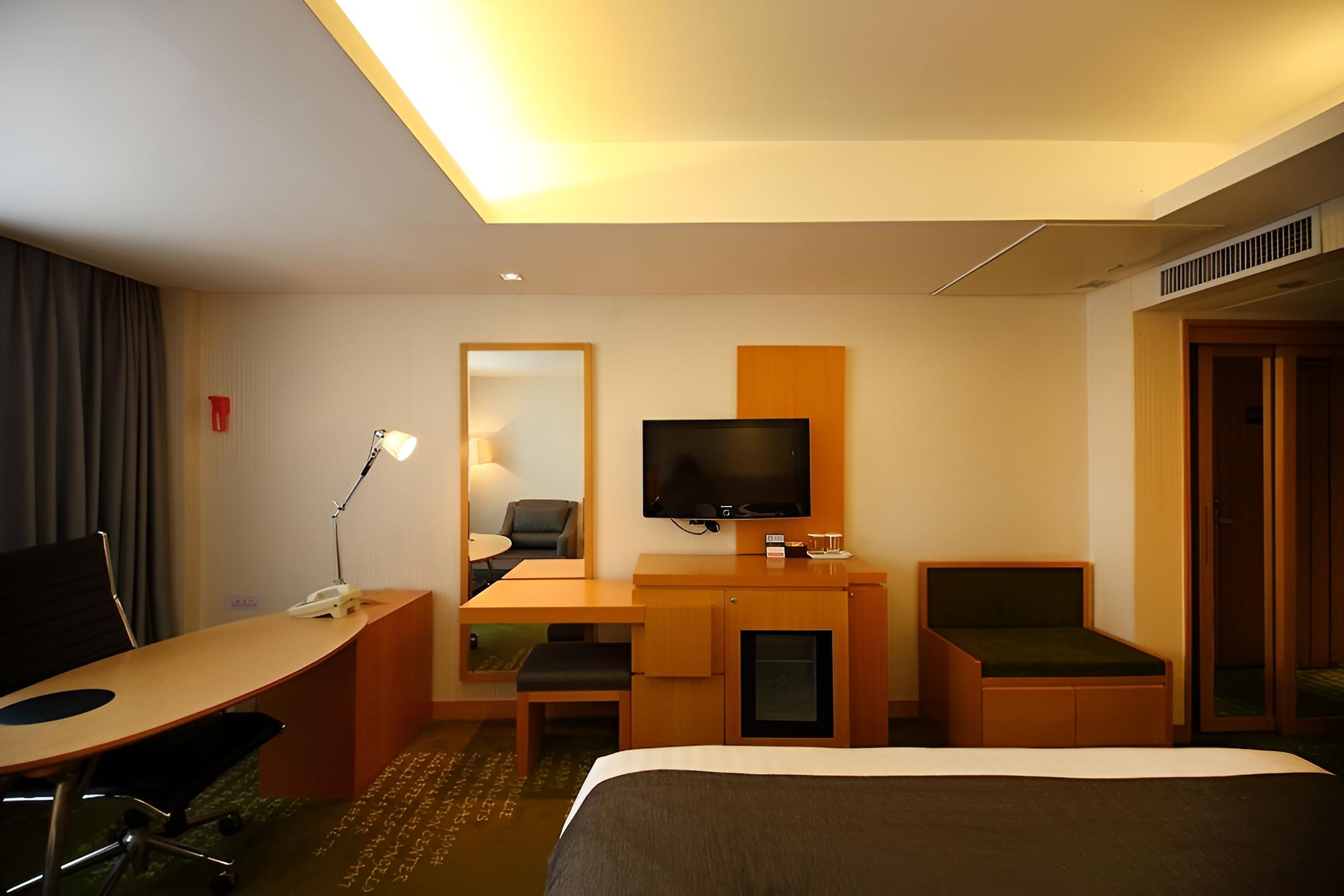 Deluxe Room, 1 King Bed - Photo 9