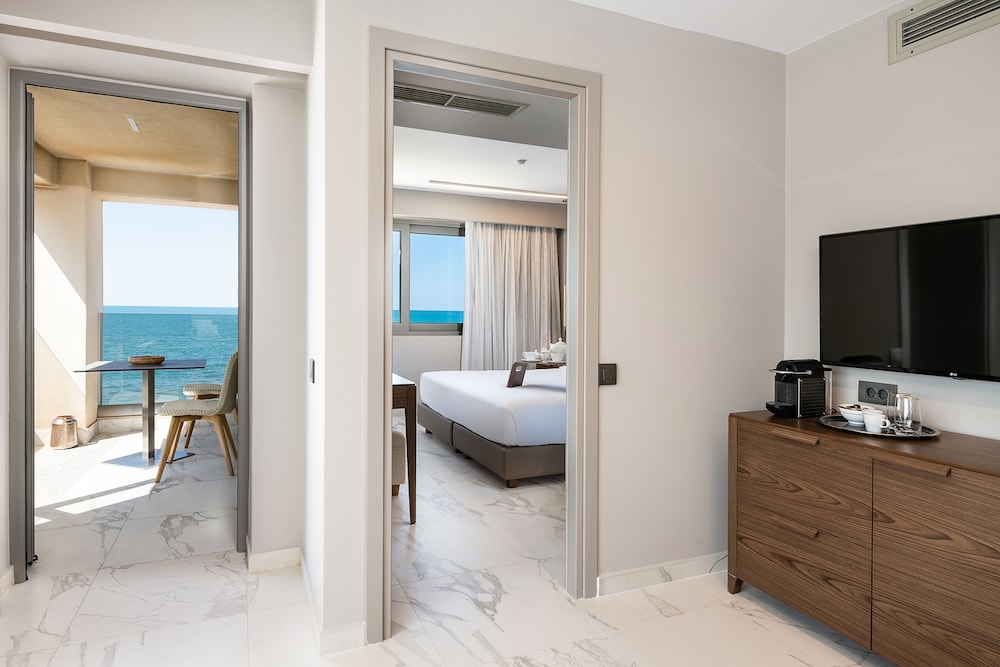 Serenity Suite with Sea View - Photo 9
