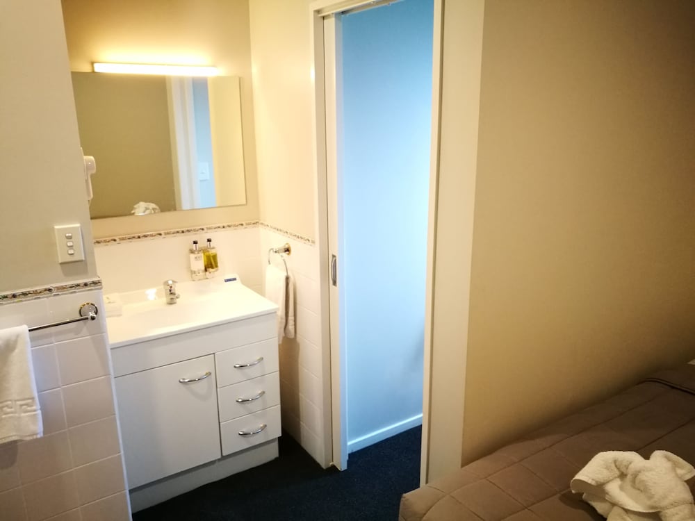 Standard Suite, 2 Bedrooms, Non Smoking, Kitchen photo 3