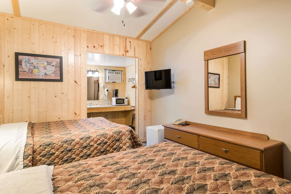 Standard Room, 2 Double Beds, Non Smoking (Pet Friendly) - Photo 2