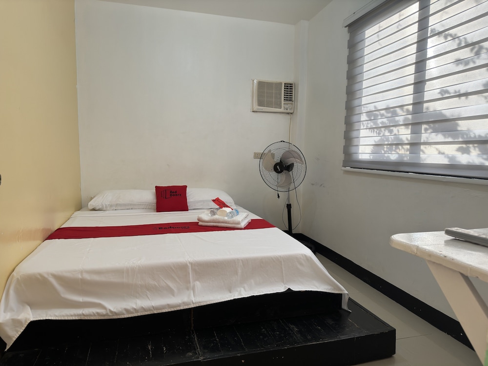 Double Room (Reddoorz) - Photo 1