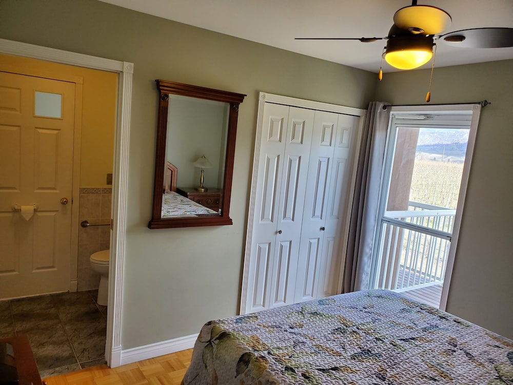 Family Room, Multiple Beds, Vineyard View photo 3