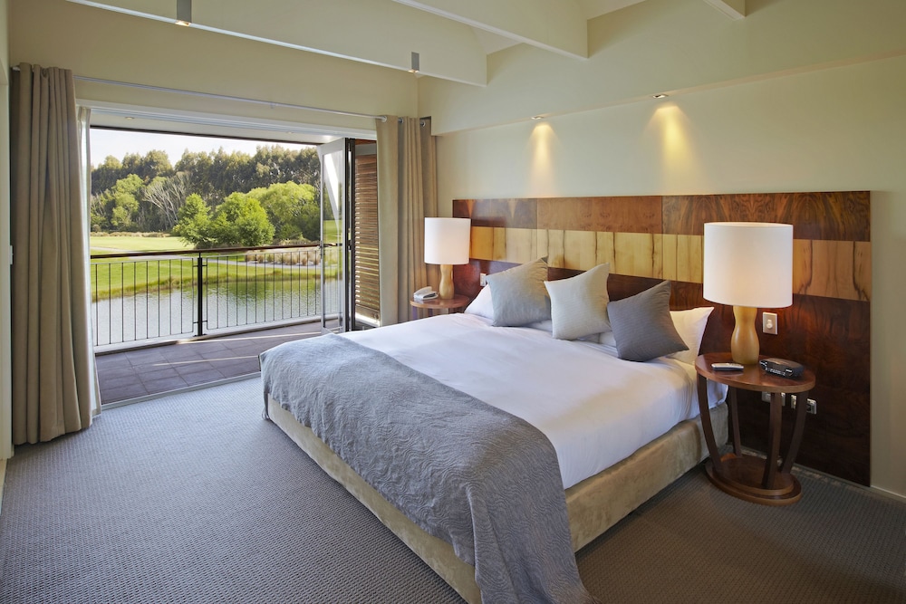 Lakefront Suite - Photo 1
