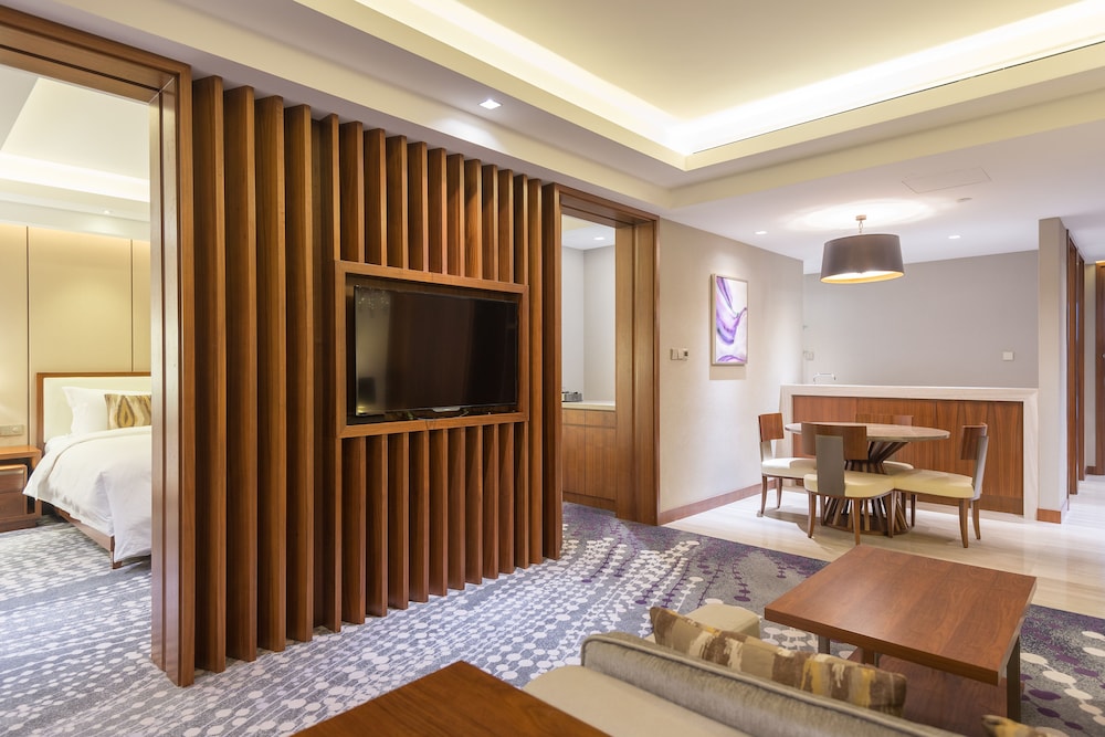 Club Suite, 1 Bedroom, Accessible, Club Lounge Access - Photo 3