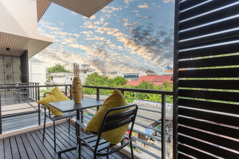 One Bedroom Balcony Apartment - Photo 5