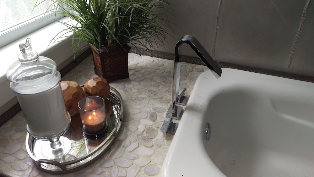 Deluxe Suite, 1 King Bed, Bathtub photo 2
