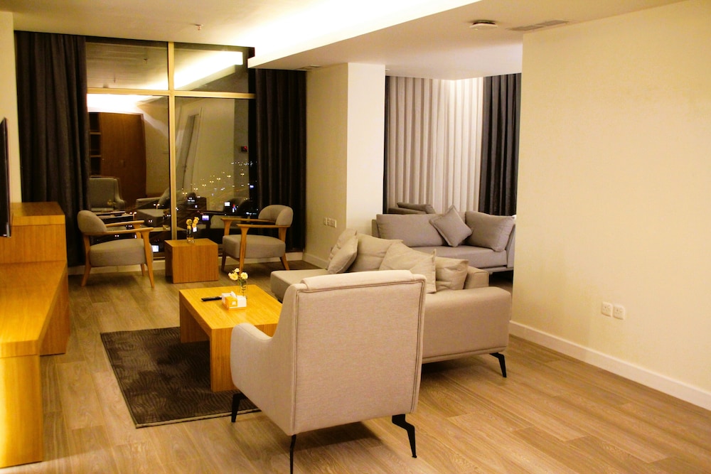 Executive Suite - Photo 13
