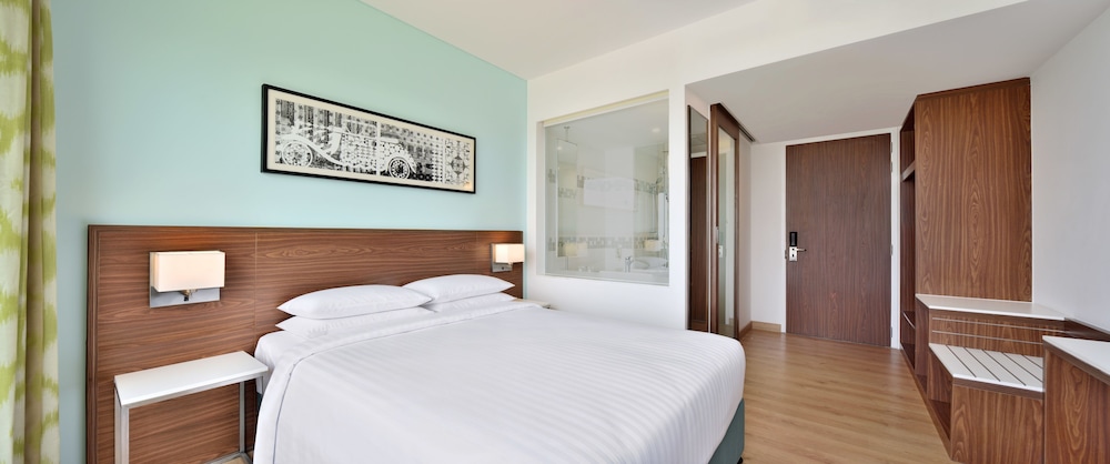 Room, 1 King Bed, City View photo 3