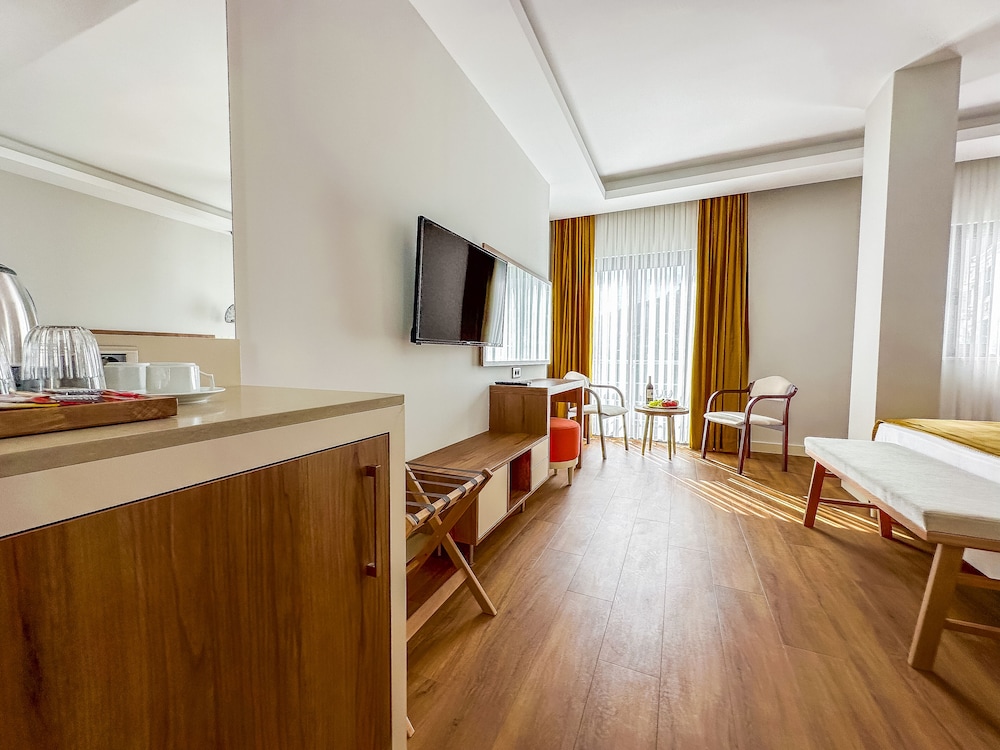 Deluxe Triple Room, Side Sea View - Photo 1