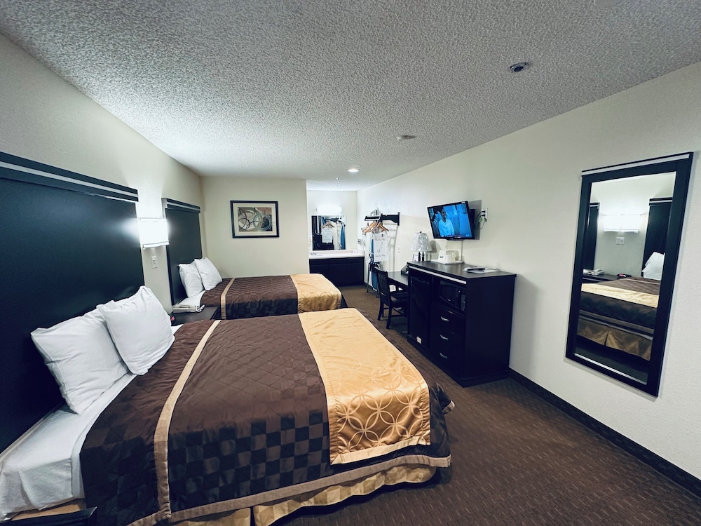 Room, 2 Queen Beds, Non Smoking - Photo 1