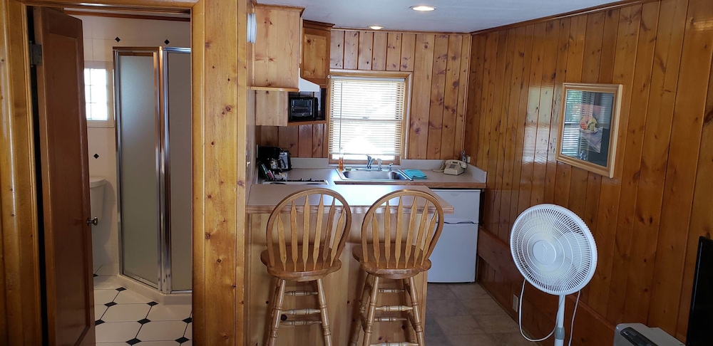 Comfort Room, 1 King Bed, Kitchenette, Mountain View photo 2