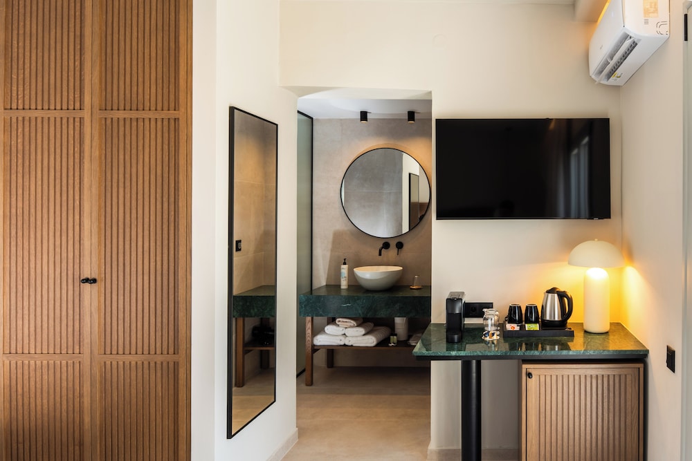 Superior Penthouse Suite | Sea View & Outdoor Hot Tub - Photo 3