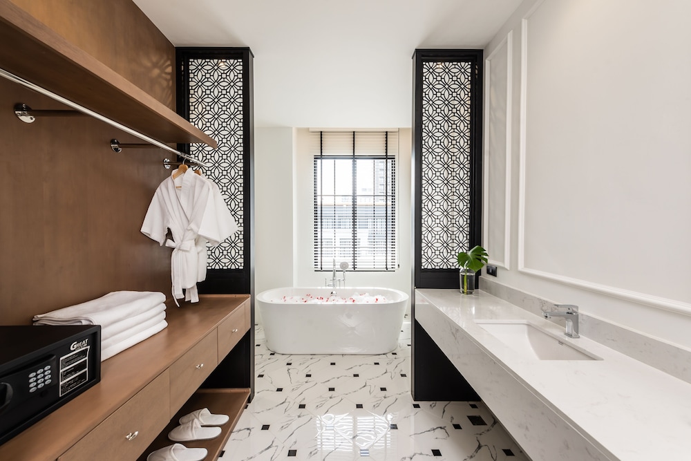 Honeymoon Suite, 1 King Bed, Tower