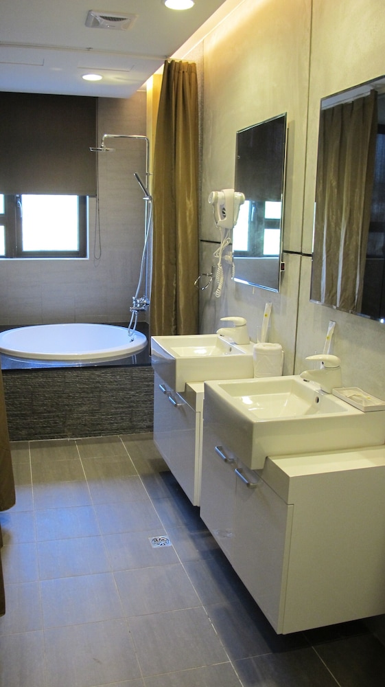 Superior Triple Room, Multiple Beds, Non Smoking photo 3