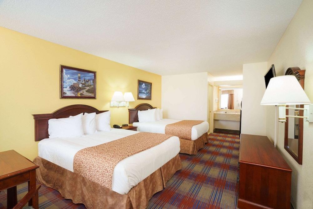 Standard Room, 2 Queen Beds photo 3