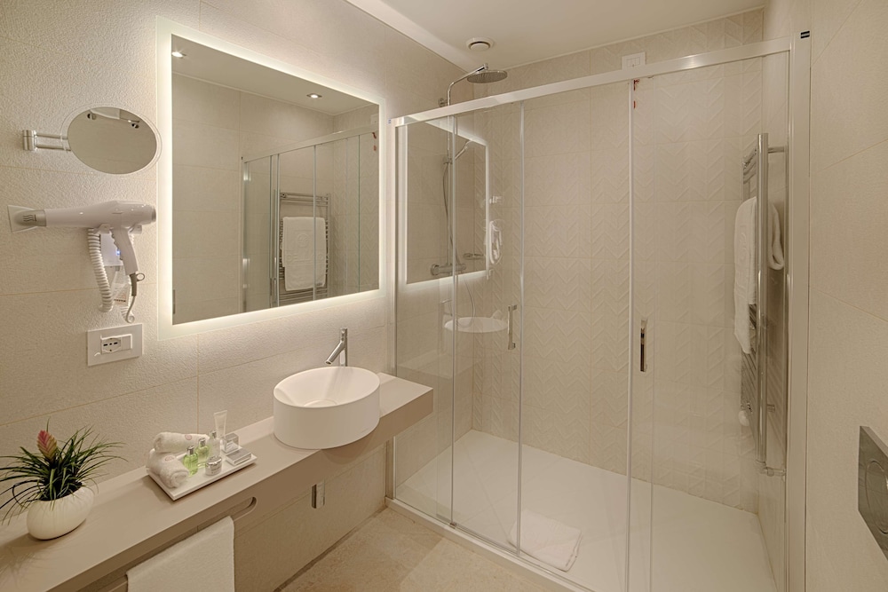 Premium Room (View) thumbnail 6