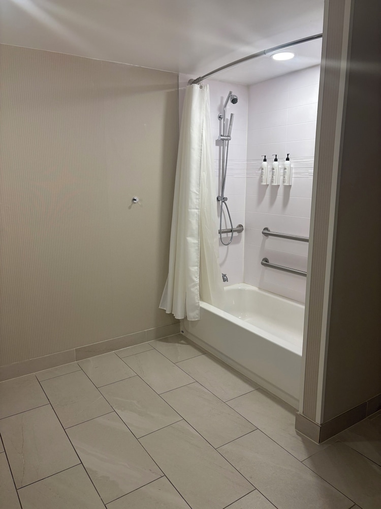 Room, 2 Queen Beds (Mobility/Hearing Accessible, Tub) - Photo 2