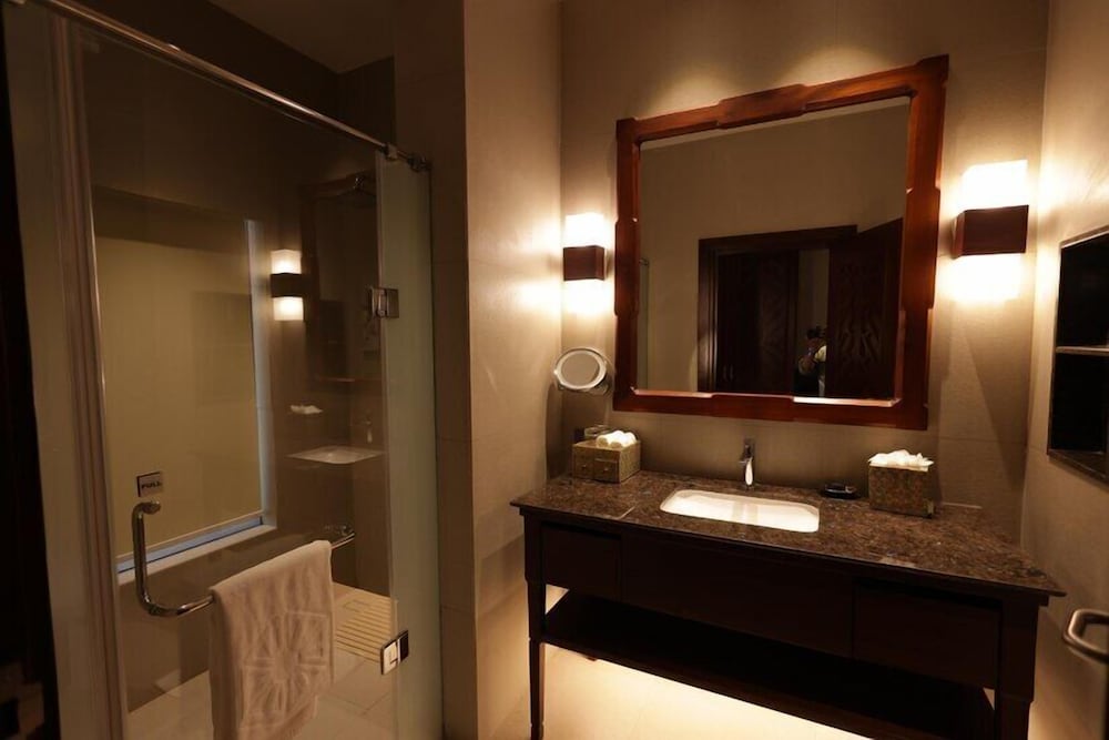 Luxury Room, 1 King Bed, Balcony, Lake View - Photo 6