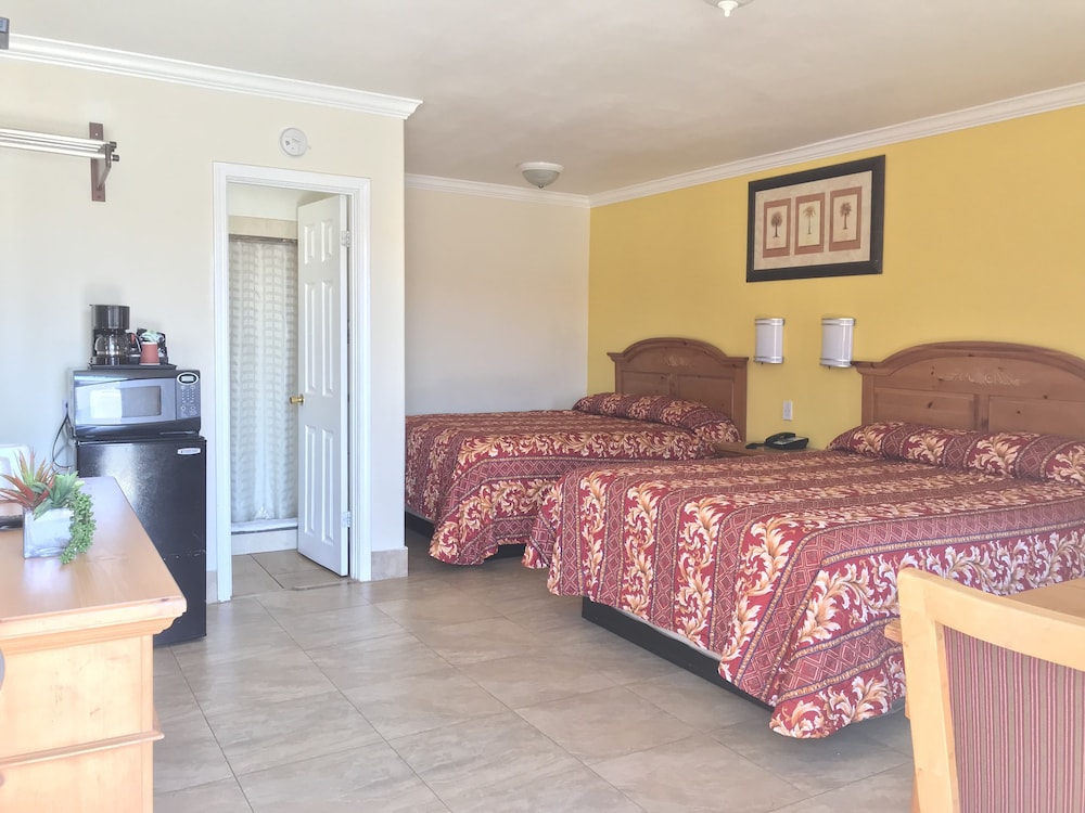 Standard Room, 2 Queen Beds photo 2