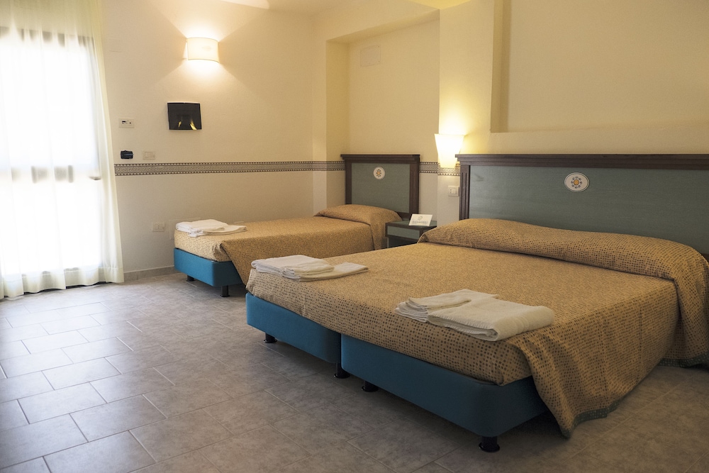 Classic Triple Room, Multiple Beds - Garden View