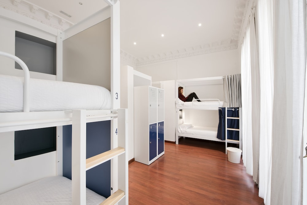 6-Bed Private Room with Shared Bathroom