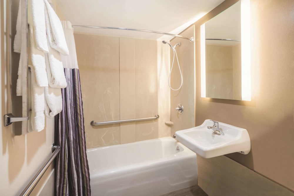 Room, 1 King Bed, Accessible, Bathtub - Photo 3