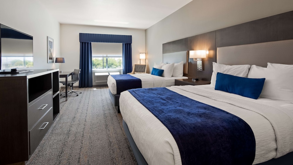 Suite, 2 Queen Beds, Non Smoking, Refrigerator & Microwave (with Sofabed) photo 2