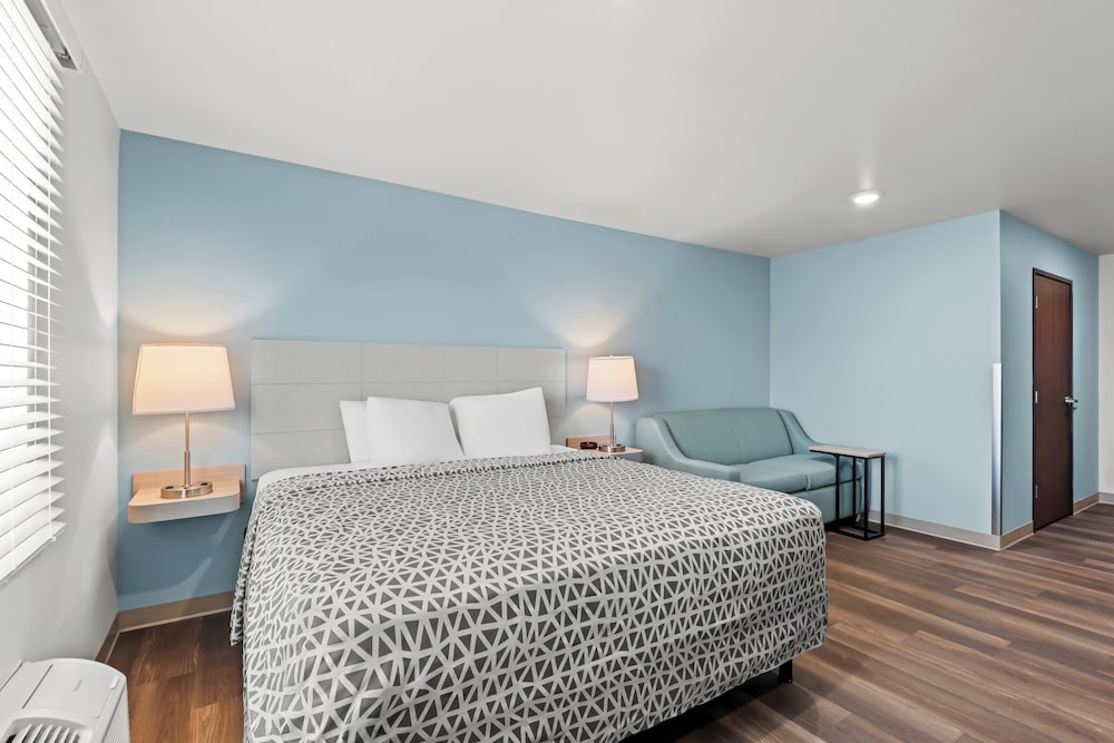 Suite, 1 King Bed, Non Smoking photo 2