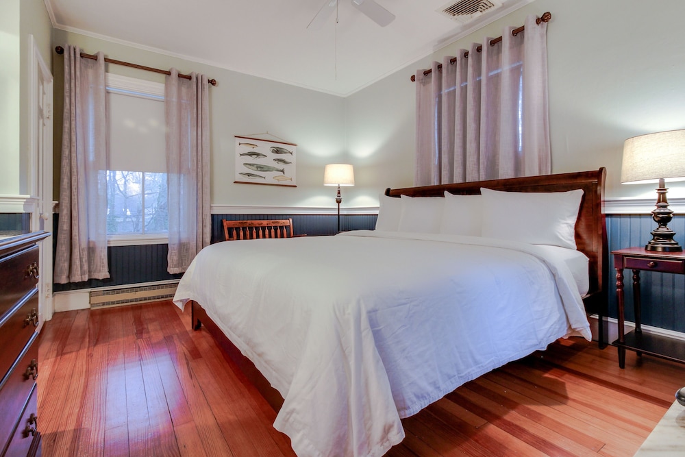 Room, 1 King Bed, Corner (Addison Room) photo 2